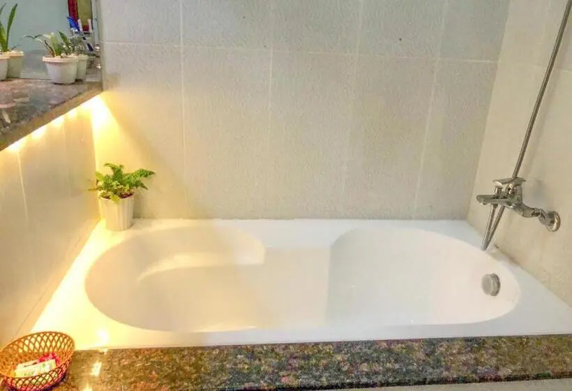 اتاق لوکس, Khang Bảo Viên