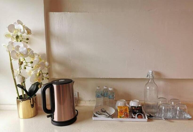 جناح مزوَّد بشرفة, Melang Inn