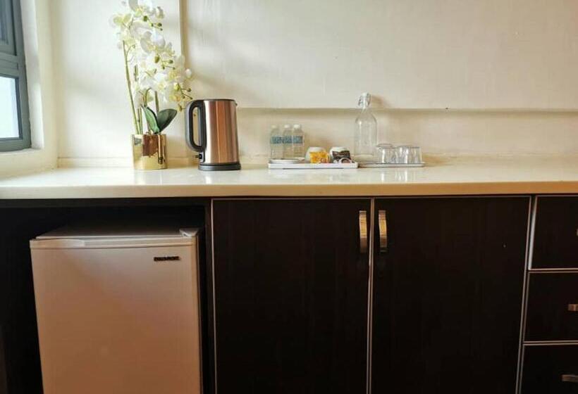 جناح مزوَّد بشرفة, Melang Inn