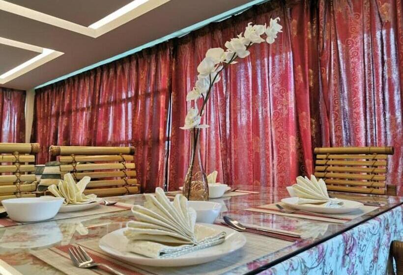 جناح مزوَّد بشرفة, Melang Inn