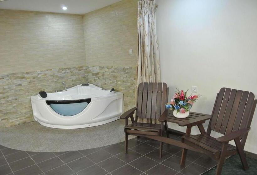 جناح مزوَّد بشرفة, Melang Inn