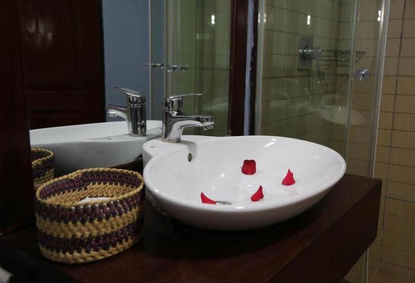 اتاق لوکس, Malkia Trees Lodge