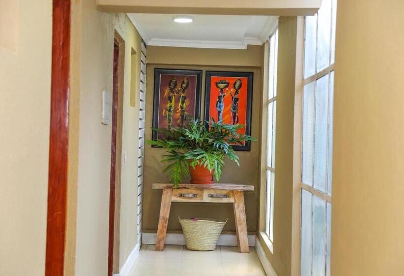 اتاق لوکس سه تخته, Malkia Trees Lodge