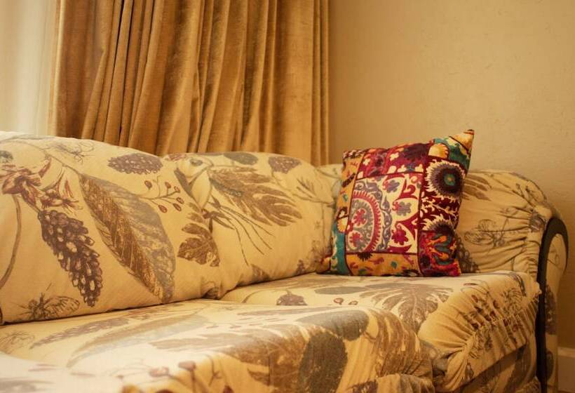 اتاق لوکس سه تخته, Malkia Trees Lodge