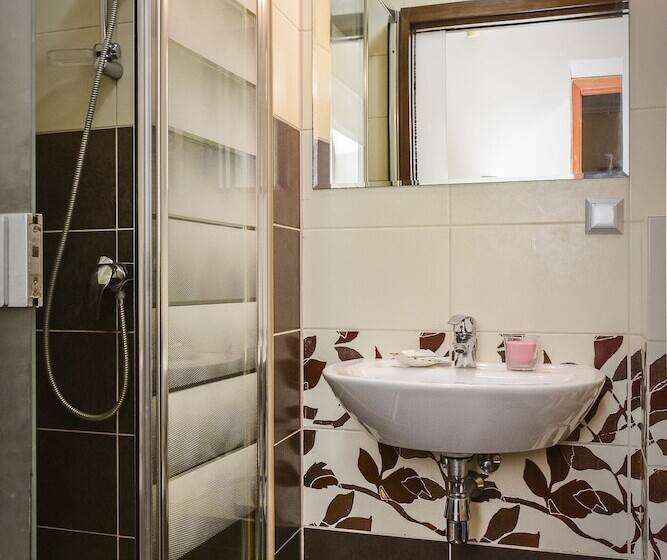 标准单人间, Willa Bryza