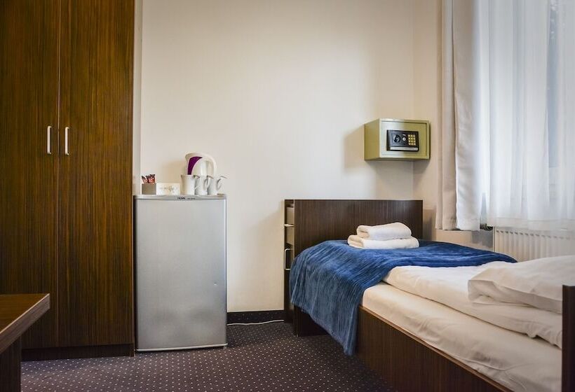 标准三人间, Willa Bryza