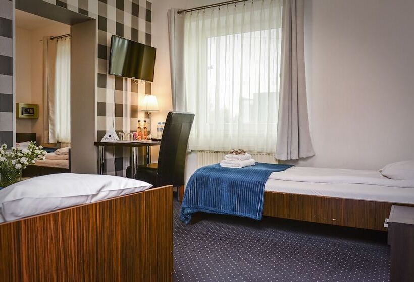 标准三人间, Willa Bryza