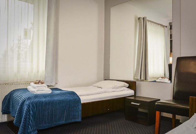 标准三人间, Willa Bryza