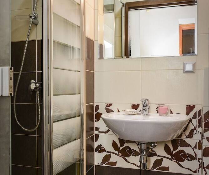 标准单人间, Willa Bryza