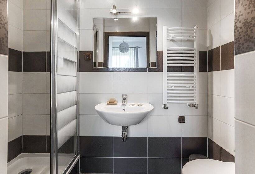 标准三人间, Willa Bryza