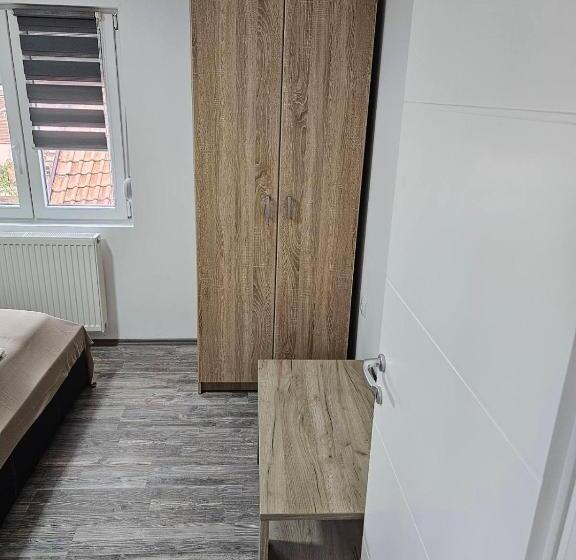 اتاق استاندارد سه نفره, Akvarius