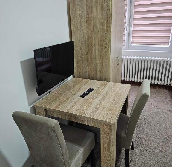 اتاق استاندارد سه نفره, Akvarius