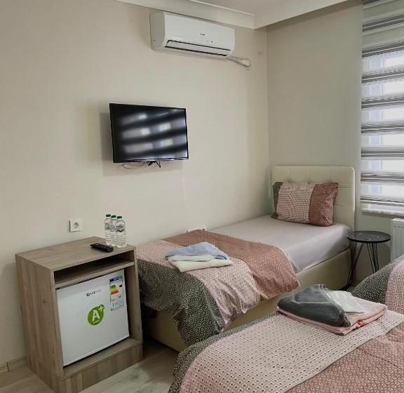 标准三人间, Teki̇nler Otel