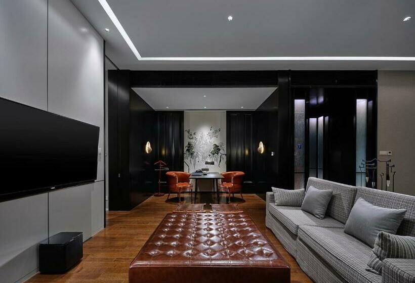 Deluxe Suite King Bed, Hilton Beijing Daxing