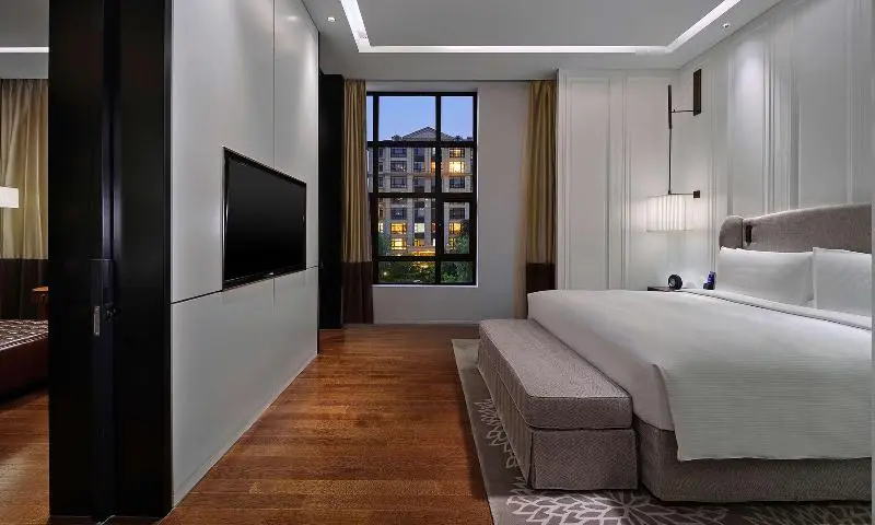 Deluxe Suite King Bed
