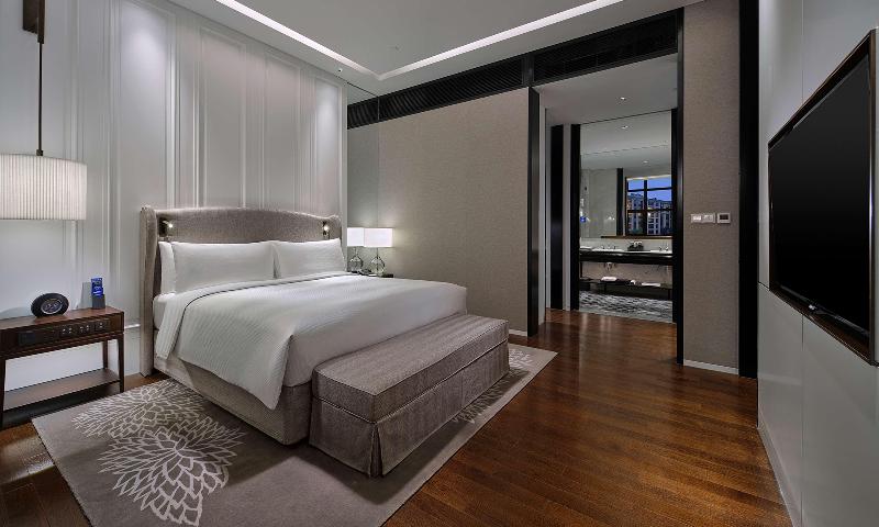 Deluxe Suite King Bed, Hilton Beijing Daxing
