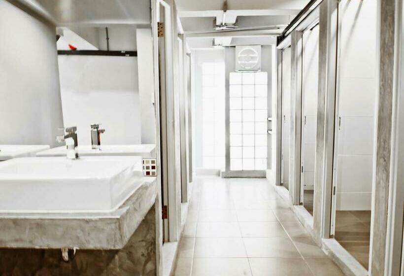 共用房间的床, Loyy