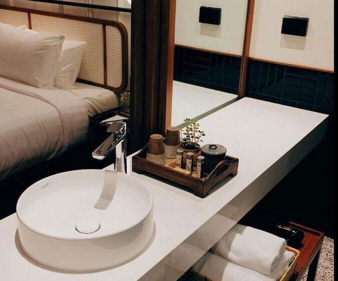 标准三人间, Loyy