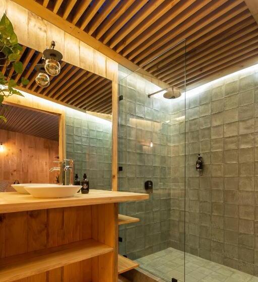 סוויטת סופריור, Somos