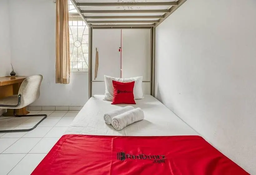 ルームシェアのワンベッド, Reddoorz Hostel @ Feliz Noche Cengkareng