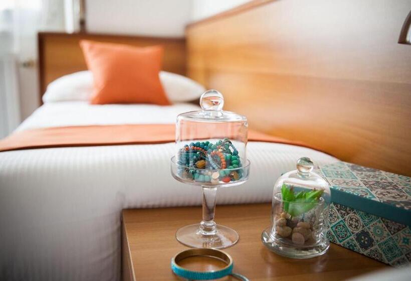 חדר סטנדרט לשלושה, Gilda