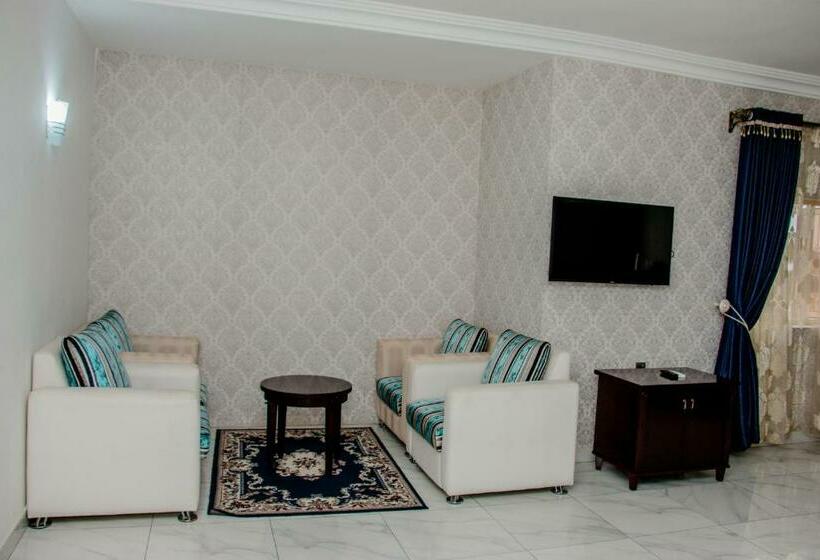 استودیو استاندارد با چشمانداز استخر, Signature By Royalty