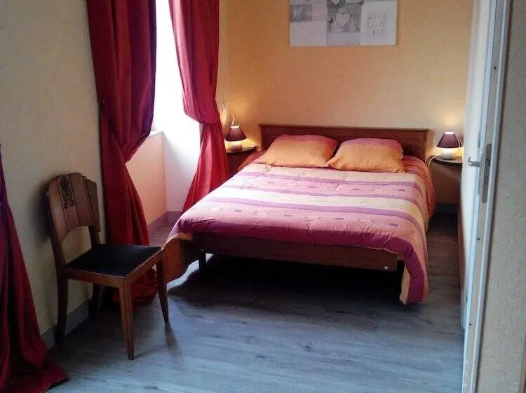 ダブルベッドのクラシックルーム, Chambres D Hôtes    Le Clos De Gémozac