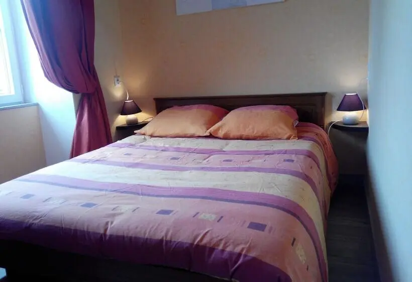 ダブルベッドのクラシックルーム, Chambres D Hôtes    Le Clos De Gémozac