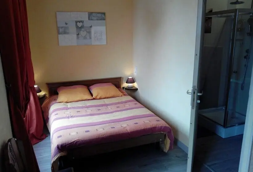 ダブルベッドのクラシックルーム, Chambres D Hôtes    Le Clos De Gémozac