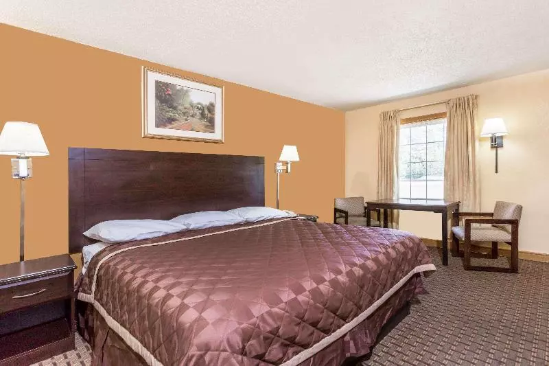 キングサイズベッドのスタンダードルーム, Knights Inn  Glen Allen, Va