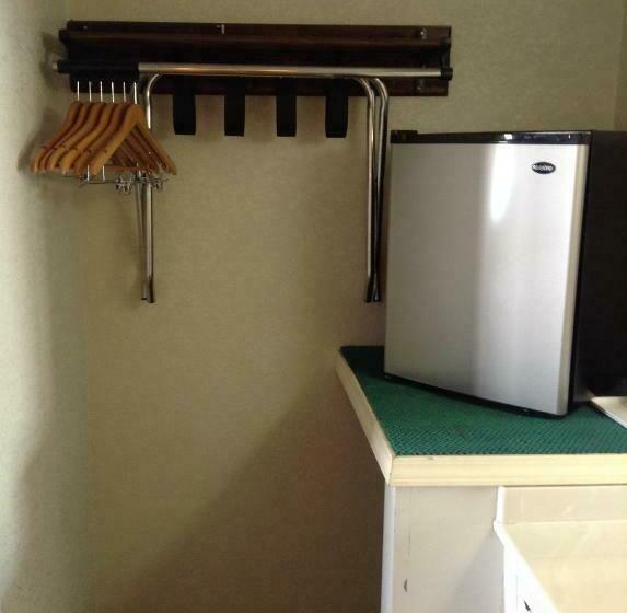 带2个双人床的标准工作室, Knights Inn Peru