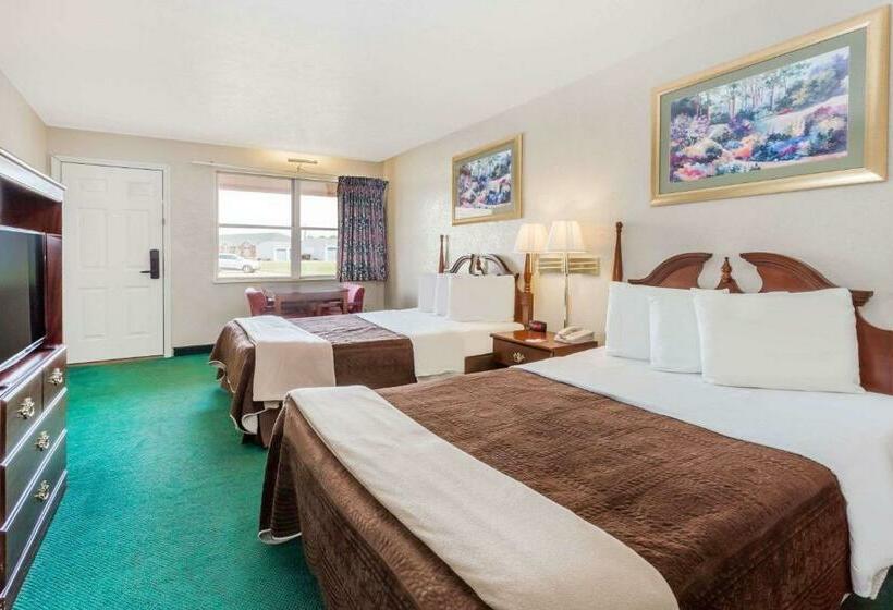 带2个双人床的标准工作室, Knights Inn Peru