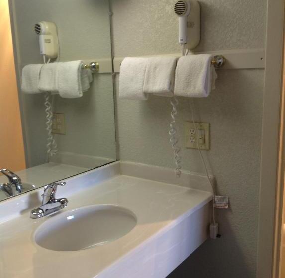 带2个双人床的标准工作室, Knights Inn Peru