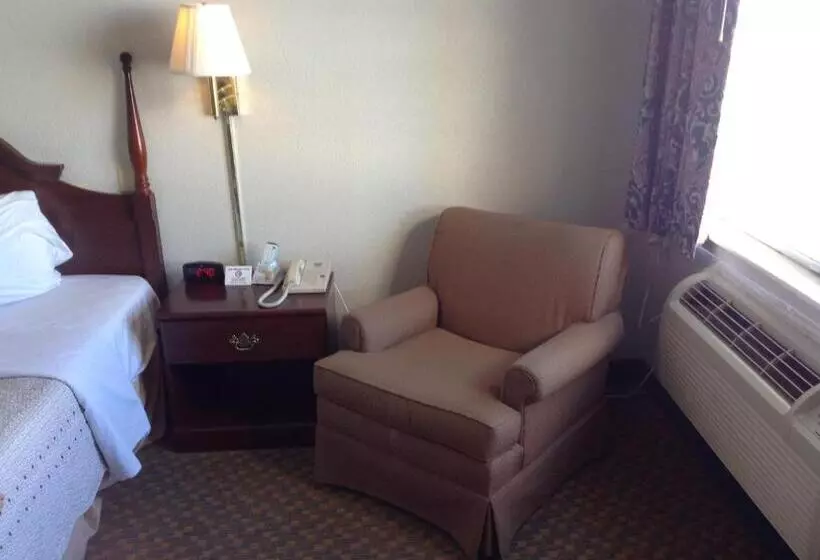 キングサイズベッドのスタンダードルーム, Knights Inn Peru