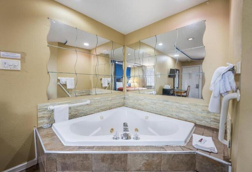 キングサイズベッドのデラックスルーム, Knights Inn Trevose