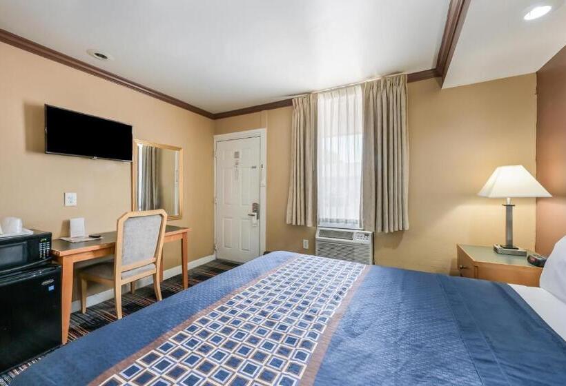 キングサイズベッドのデラックスルーム, Knights Inn Trevose