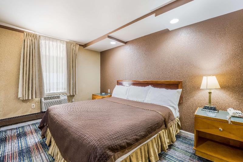 キングサイズベッドのスタンダードルーム, Knights Inn Trevose