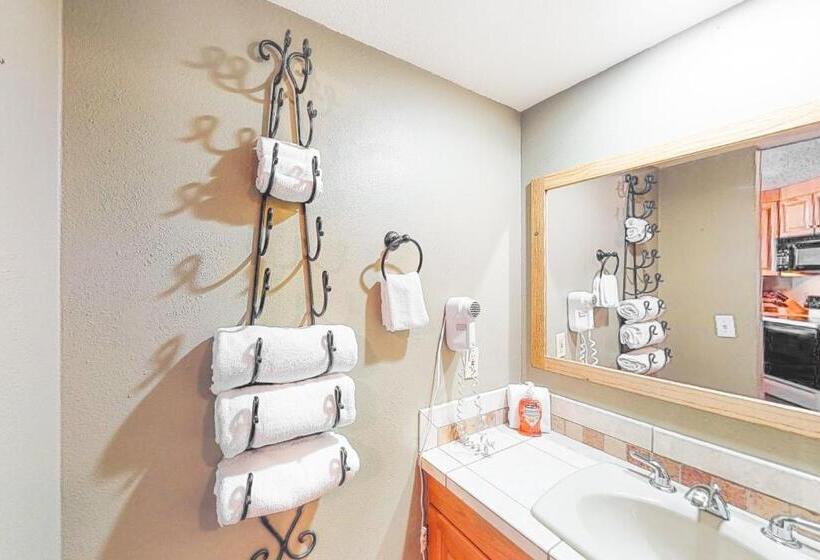 스탠다드 스튜디오, Iron Horse Hideaway