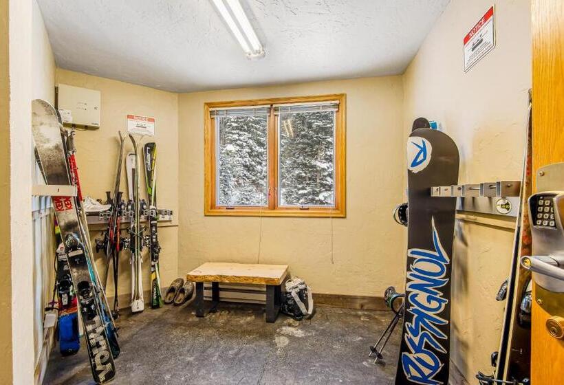 스탠다드 스튜디오, Iron Horse Hideaway