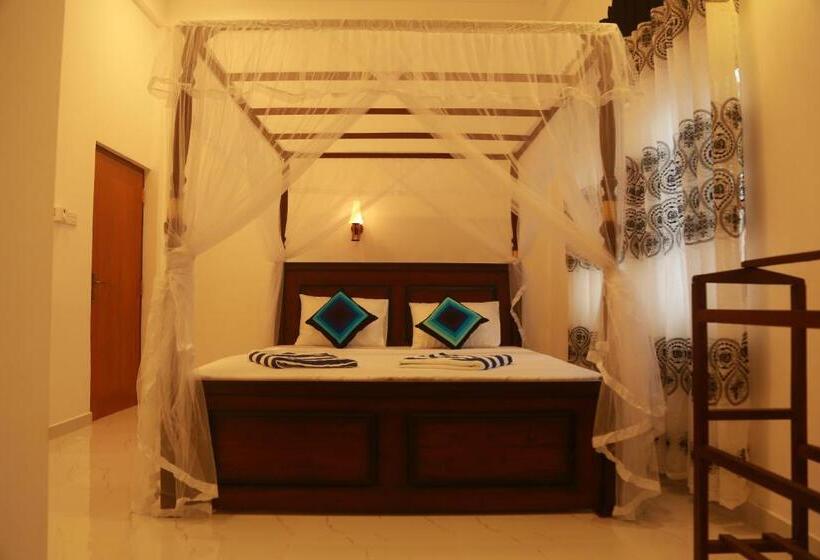 اتاق لوکس سه تخته, Mama S Palace Hiriketiya