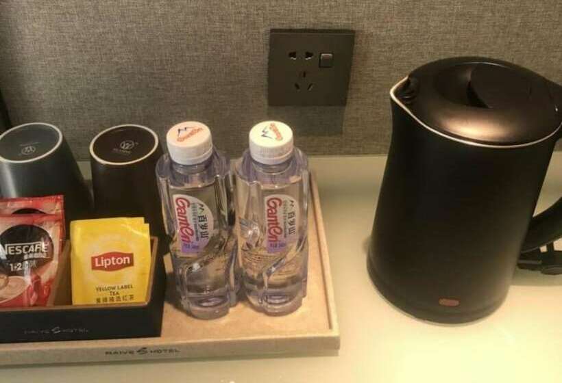 חדר סטנדרט, Naive S