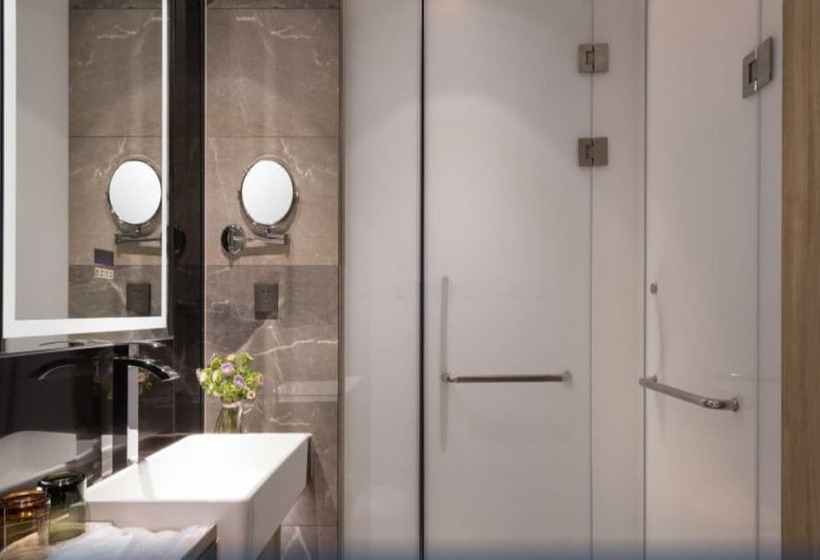 חדר סטנדרט, Naive S