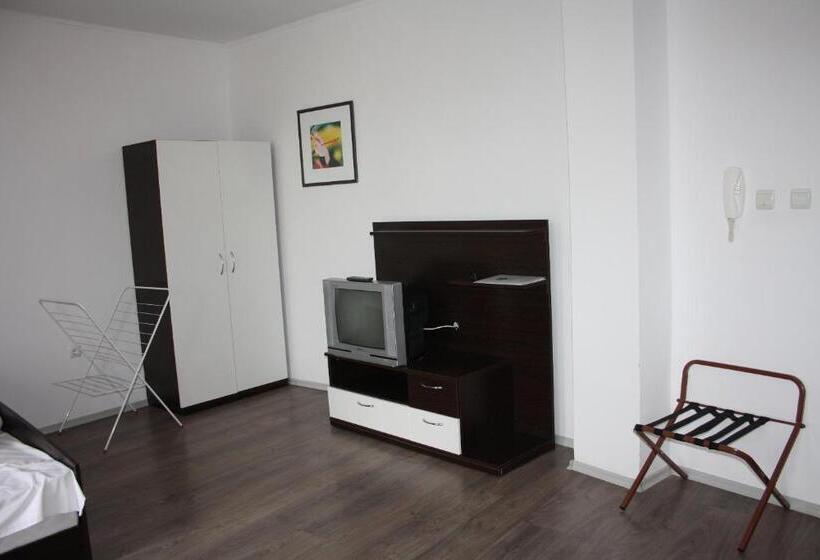 استودیوی استاندارد, Yassen Holiday Village