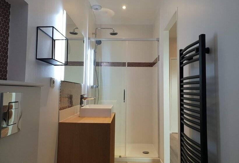 חדר משפחתי, La Poignardière