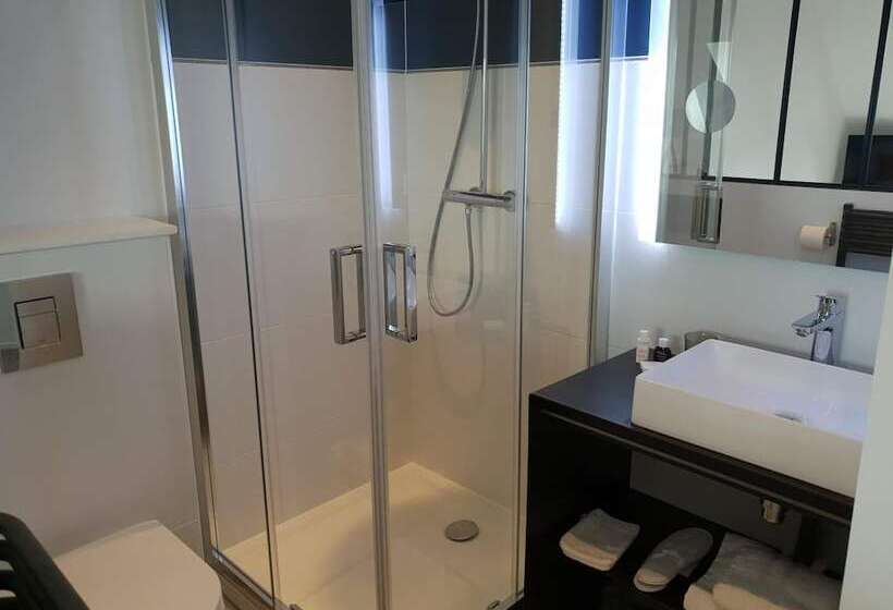Quarto Familiar, La Poignardière