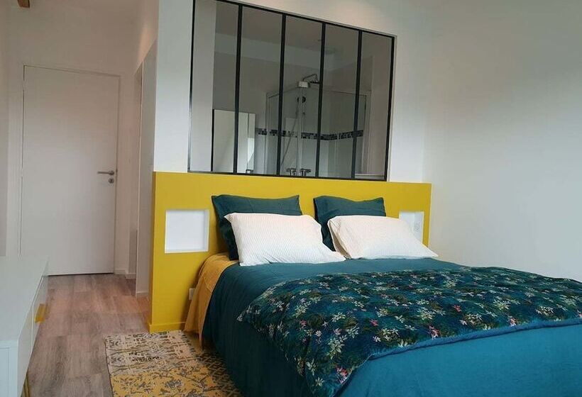 חדר משפחתי, La Poignardière