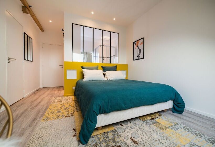 חדר משפחתי, La Poignardière