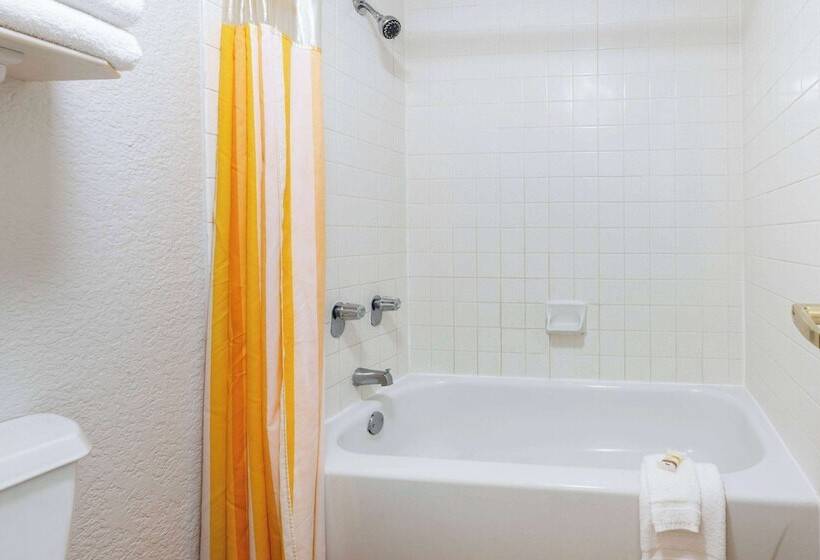 غرفه قياسيه سريرين مزدوجين, Super 8 By Wyndham The Woodlands North