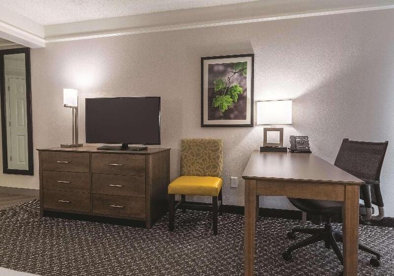 带大床的豪华间, La Quinta By Wyndham Alexandria Airport