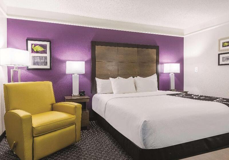 带大床的豪华间, La Quinta By Wyndham Alexandria Airport